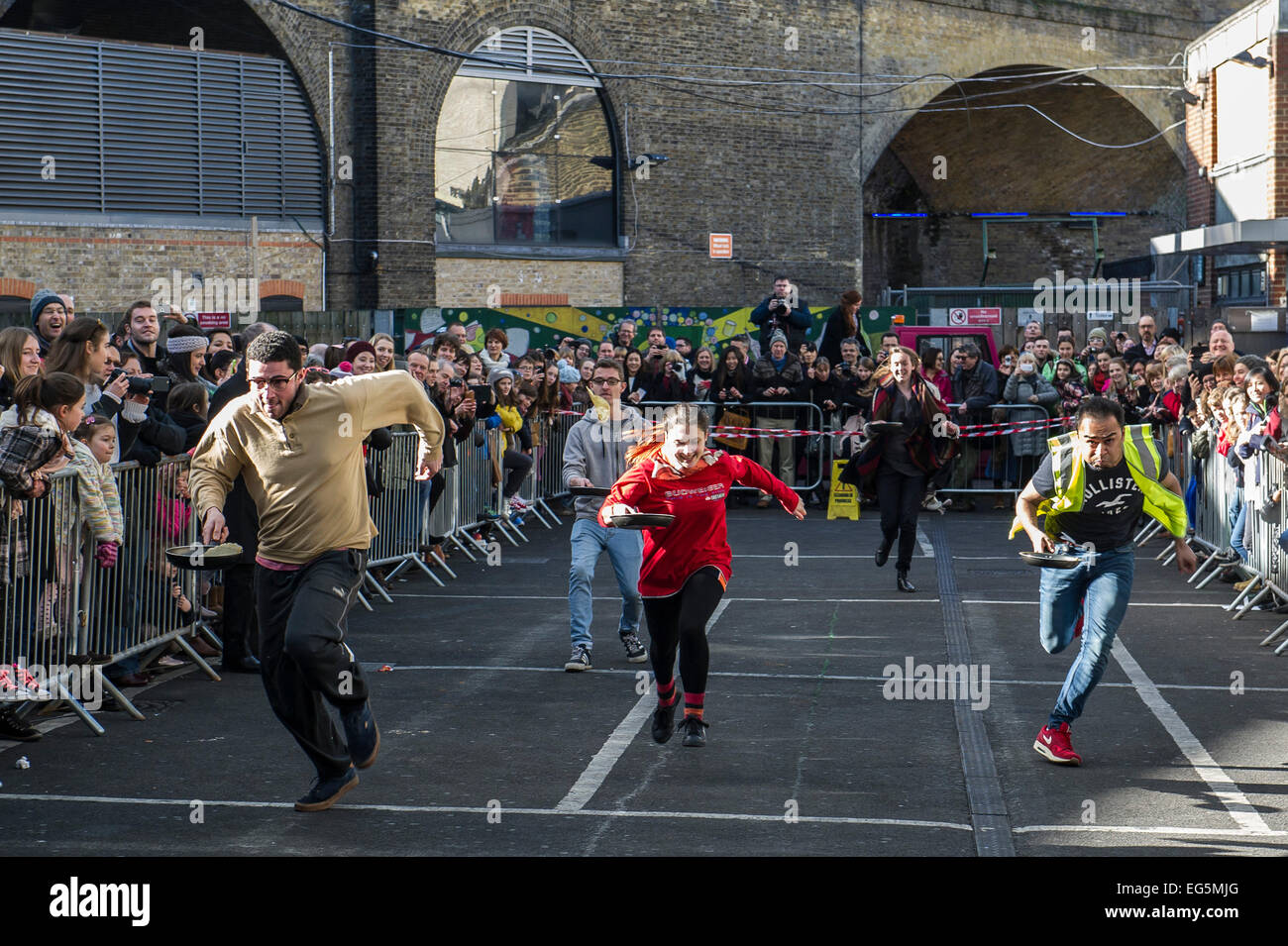 London, UK. 17. Februar 2015.  Das bessere Bankside Annual Charity Pfannkuchen Rennen in Borough Market.  Bildnachweis: Gordon Scammell/Alamy Live-Nachrichten. Stockfoto