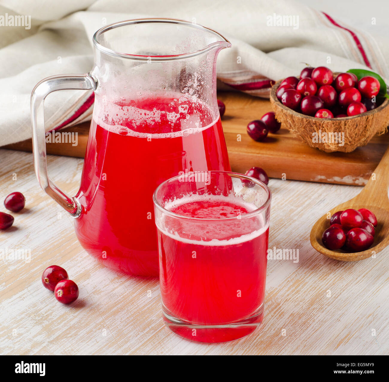 Cranberry Drink mit frischen Beeren auf Holztisch. Selektiven Fokus Stockfoto