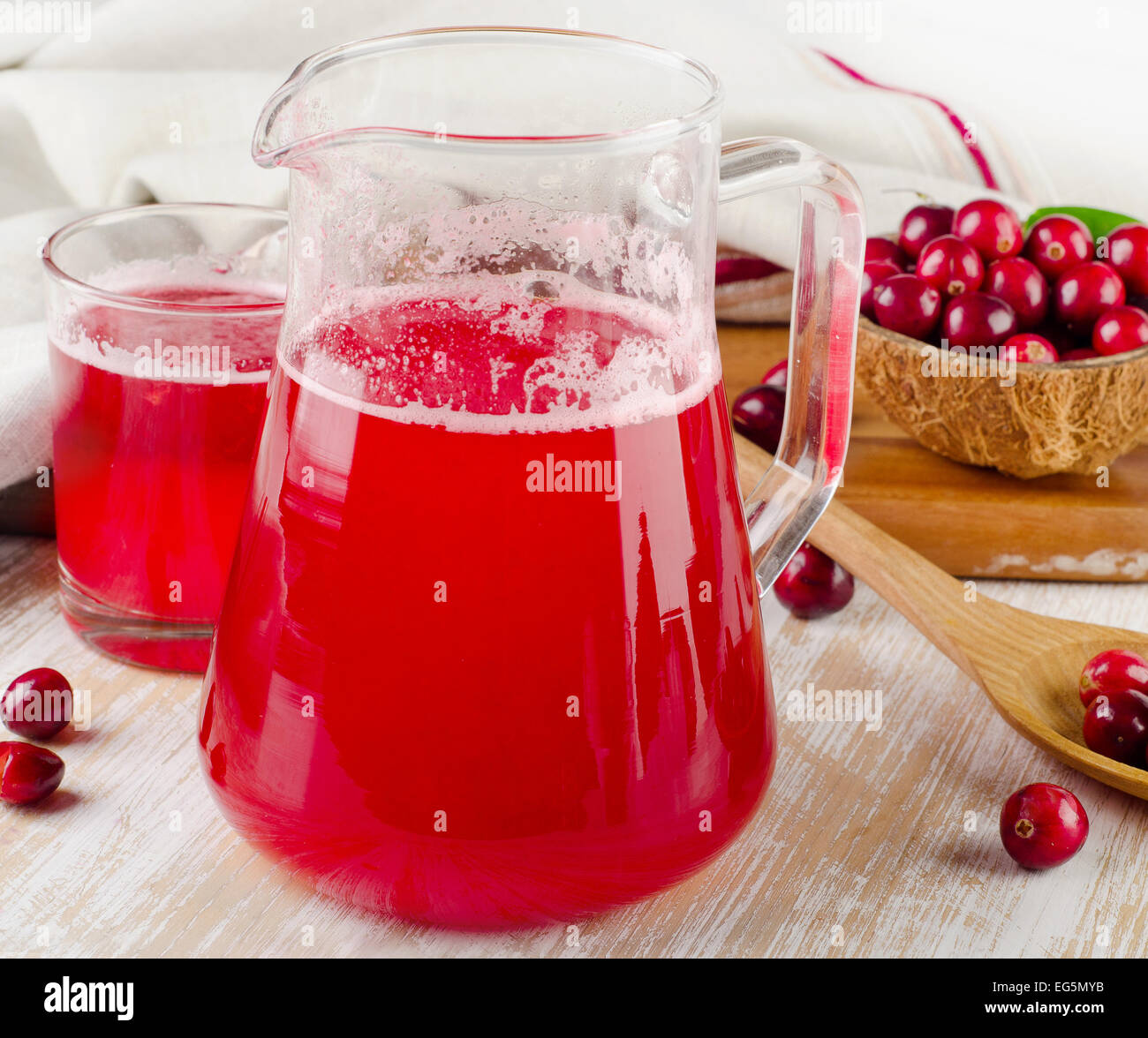 Cranberry Drink mit frischen Beeren auf einem Holztisch. Selektiven Fokus Stockfoto