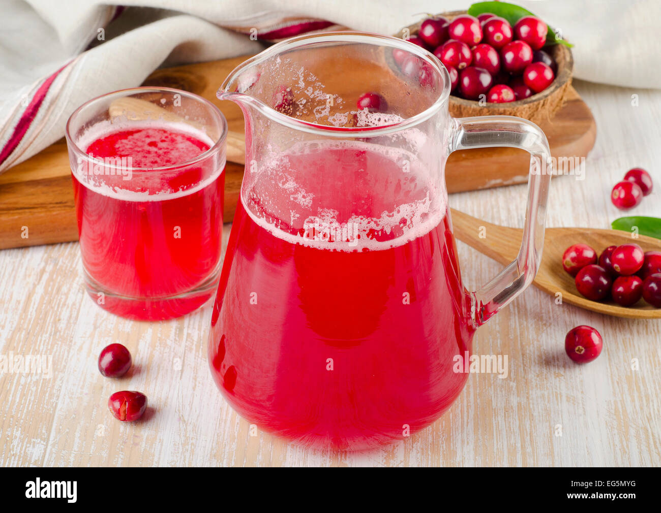 Cranberry Drink mit frischen Beeren auf hölzernen Hintergrund. Selektiven Fokus Stockfoto