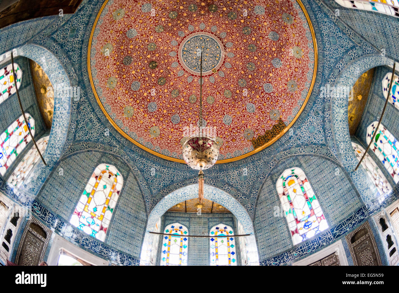 ISTANBUL, Türkei (Türkiye) — der Bagdad-Pavillon (oder Bagdad-Kiosk) wurde erbaut, um der Bagdad-Kampagne von Sultan Murad IV nach 1638 zu gedenken. Mit seinen Fliesen aus dem 17. Jahrhundert, Perlmutt, Schildkröten-dekorierten Schränken und Fenstertafeln ist dieser Pavillon eines der letzten Beispiele der klassischen Palastarchitektur. Ab Mitte des 18. Jahrhunderts wurde das Gebäude als Bibliothek der Privy Chamber genutzt. Auf einer Halbinsel mit Blick auf den Bosporus und das Goldene Horn war der Topkapi-Palast die Hauptresidenz der osmanischen Sultane für etwa 400 Jahre ( Stockfoto