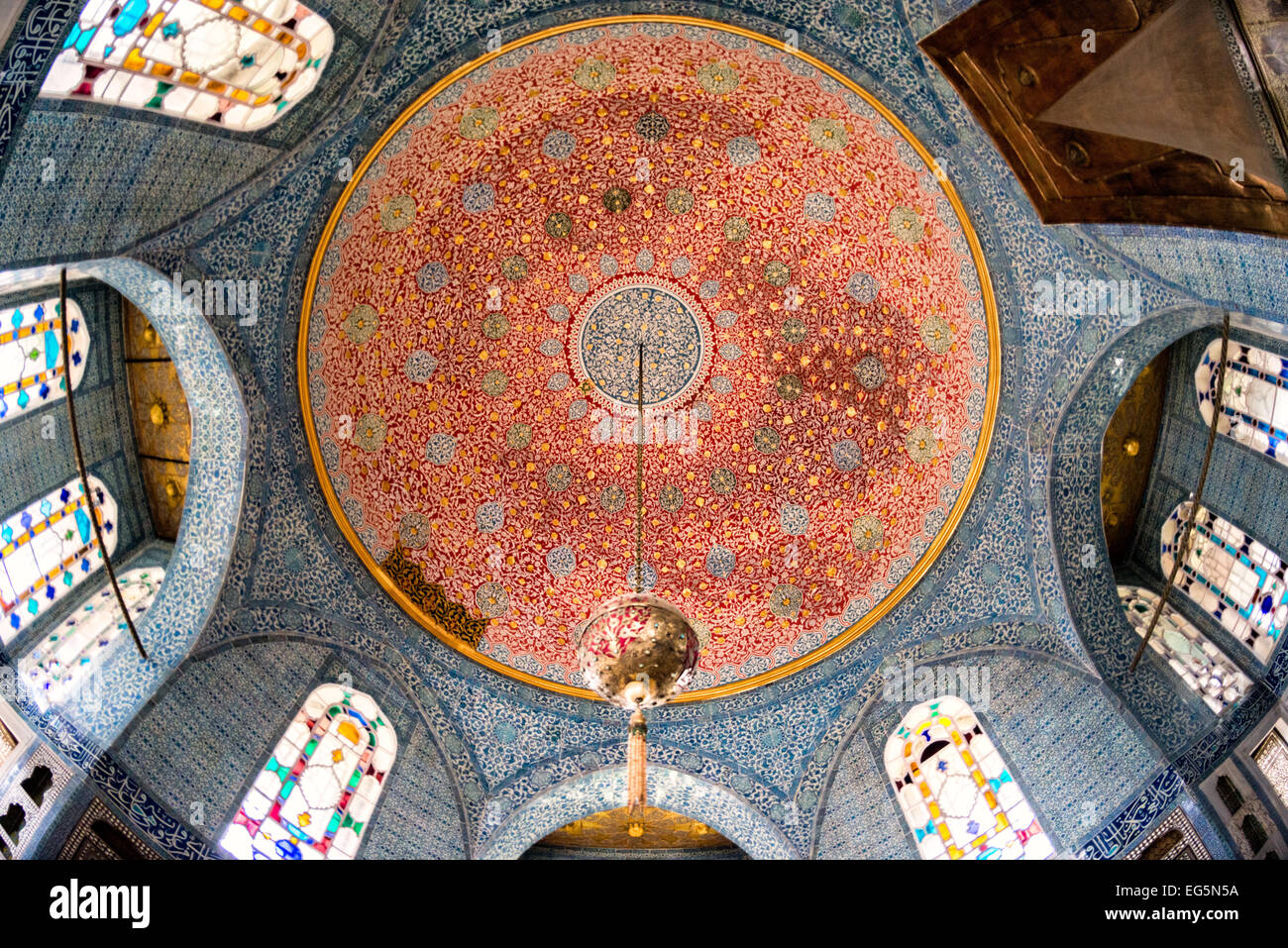 ISTANBUL, Türkei (Türkiye) — der Bagdad-Pavillon (oder Bagdad-Kiosk) wurde erbaut, um der Bagdad-Kampagne von Sultan Murad IV nach 1638 zu gedenken. Mit seinen Fliesen aus dem 17. Jahrhundert, Perlmutt, Schildkröten-dekorierten Schränken und Fenstertafeln ist dieser Pavillon eines der letzten Beispiele der klassischen Palastarchitektur. Ab Mitte des 18. Jahrhunderts wurde das Gebäude als Bibliothek der Privy Chamber genutzt. Auf einer Halbinsel mit Blick auf den Bosporus und das Goldene Horn war der Topkapi-Palast die Hauptresidenz der osmanischen Sultane für etwa 400 Jahre ( Stockfoto