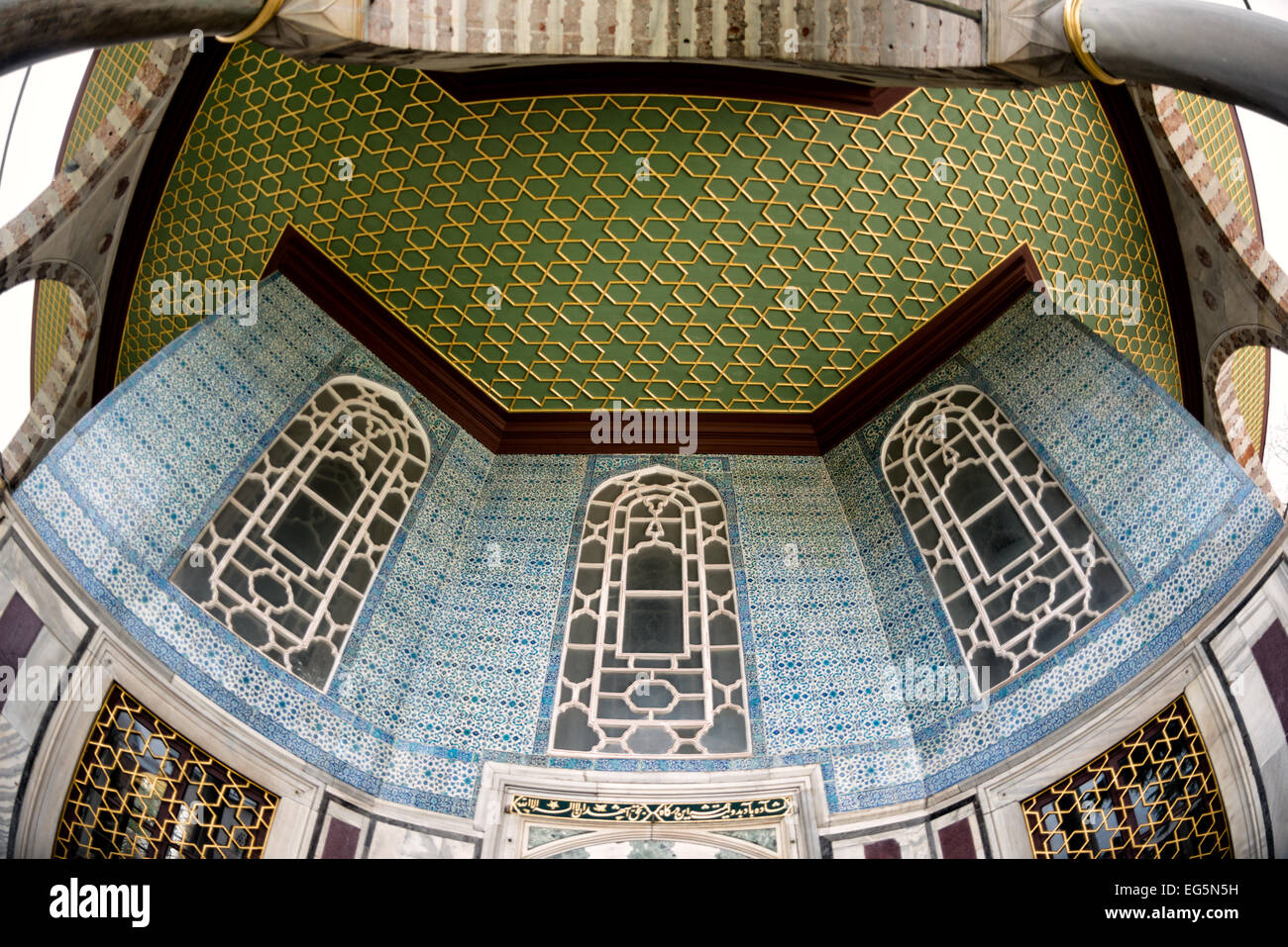 ISTANBUL, Türkei (Türkiye) — der Bagdad-Pavillon (oder Bagdad-Kiosk) wurde erbaut, um der Bagdad-Kampagne von Sultan Murad IV nach 1638 zu gedenken. Mit seinen Fliesen aus dem 17. Jahrhundert, Perlmutt, Schildkröten-dekorierten Schränken und Fenstertafeln ist dieser Pavillon eines der letzten Beispiele der klassischen Palastarchitektur. Ab Mitte des 18. Jahrhunderts wurde das Gebäude als Bibliothek der Privy Chamber genutzt. Auf einer Halbinsel mit Blick auf den Bosporus und das Goldene Horn war der Topkapi-Palast die Hauptresidenz der osmanischen Sultane für etwa 400 Jahre ( Stockfoto