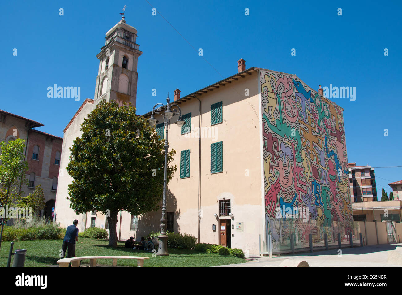 Die Pisa Wandbild (1989) Keith Haring - Thema des Friedens und der Harmonie in der Welt - lackierten Südwand der Kirche von Str. Anthony Stockfoto
