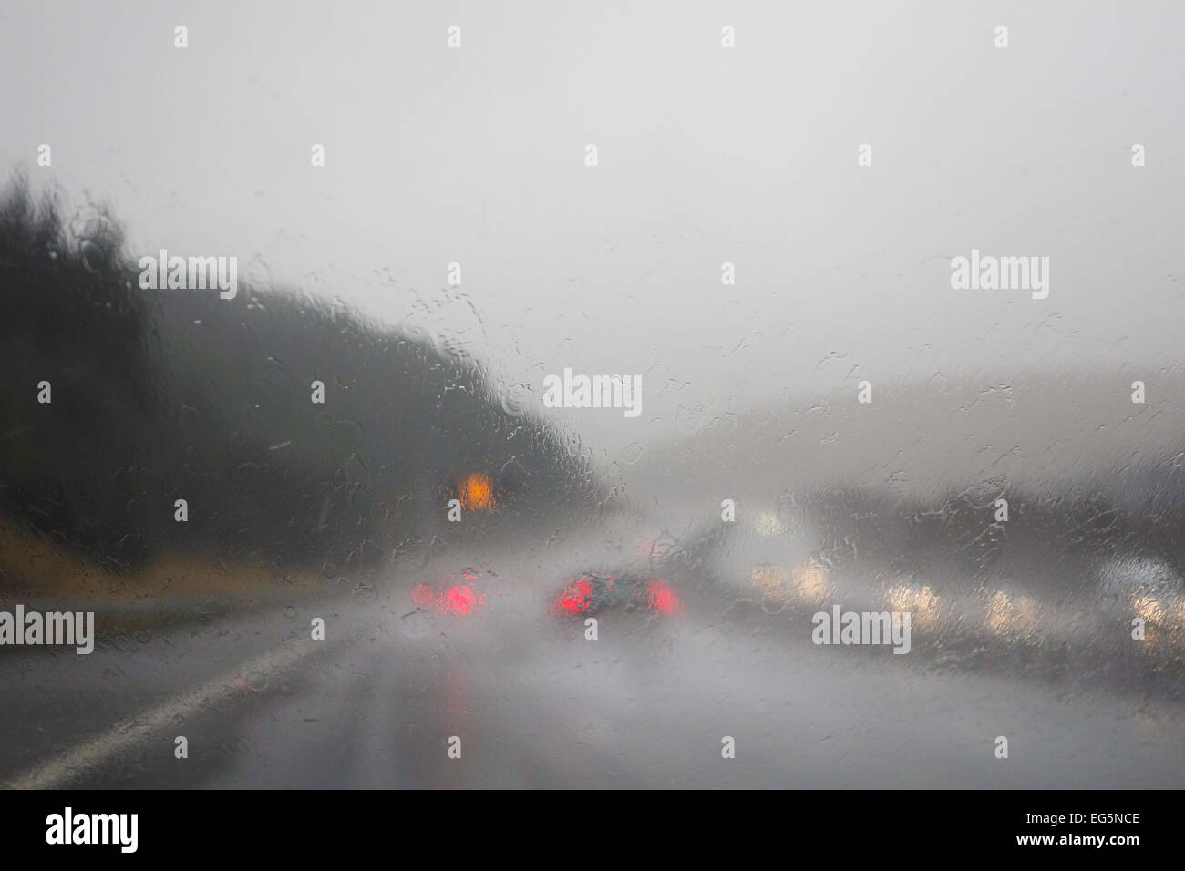 Schwierige treibende Bedingungen - Blick durch Regen auf der Windschutzscheibe - UK-Autobahn Stockfoto