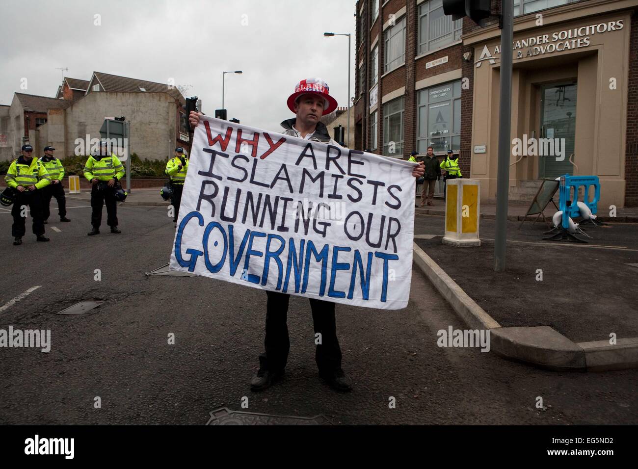 Ein English Defence League (EDL) Protest in London, England. Mitglieder der EDL hielten einen statische Protest in Lesung Stockfoto