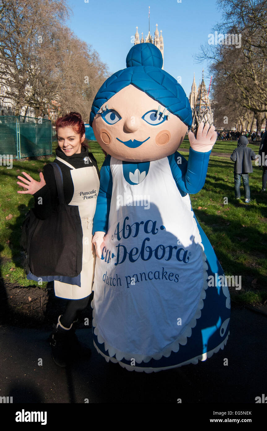 London, UK. 17. Februar 2015.   M/s, Lords und Mitglieder der parlamentarischen Pressetribüne nehmen Teil in der jährlichen, Nächstenliebe parlamentarischen Pancake Race in Victoria Tower Gardens, neben den Houses of Parliament am Faschingsdienstag.  Im Bild: ein Pfannkuchen-Sponsor in ein Kostüm gekleidet. Bildnachweis: Stephen Chung/Alamy Live-Nachrichten Stockfoto