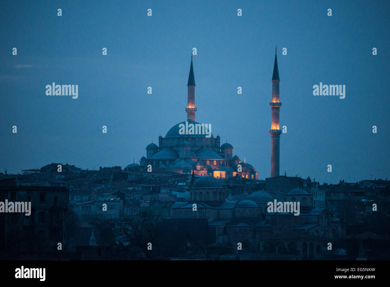 ISTANBUL, Türkei / Türkiye – Silhouette der Suleymaniye-Moschee an der Skyline Istanbuls in der Abenddämmerung. Die Süleymaniye-Moschee ist Suleiman dem Großen (oder Suleiman I.), dem am längsten regierenden osmanischen Sultan (1520–1566), gewidmet und steht an prominenter Stelle auf Istanbuls drittem Hügel und gilt als die wichtigste Moschee der Stadt. Sie wurde 1558 fertiggestellt. Stockfoto