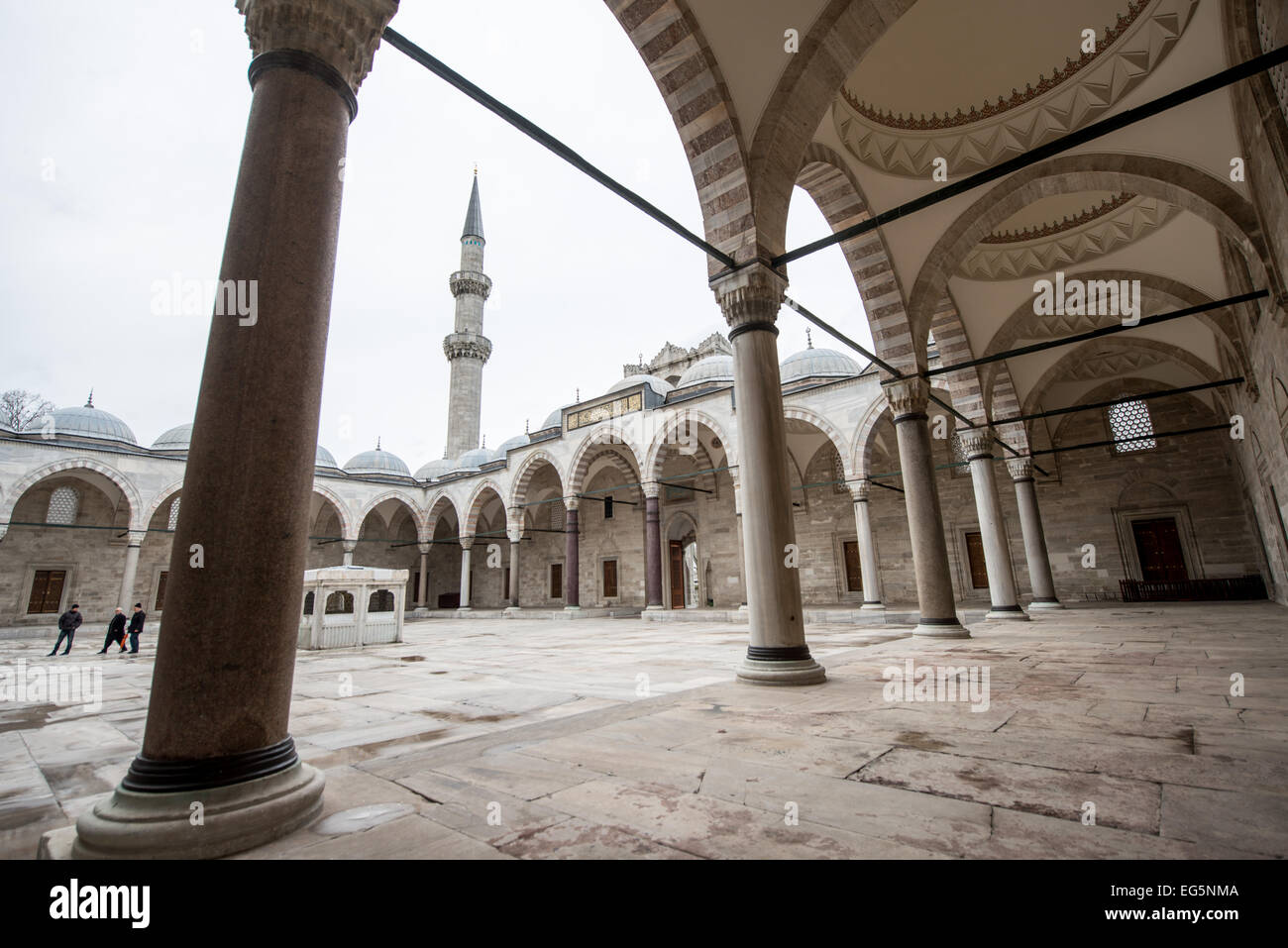 Suleymaniye Moschee Innenhof Istanbul // ISTANBUL, Türkei — der Innenhof der Suleymaniye Moschee in Istanbul. Dieser große Innenhof, der vom kaiserlichen Architekten Mimar Sinan entworfen wurde, verfügt über Marmorsäulen und Säulengänge, die typisch für die osmanische Architektur aus dem 16. Jahrhundert sind. Der Raum dient als traditioneller Übergang zwischen den weltlichen und sakralen Räumen der Moschee. Stockfoto