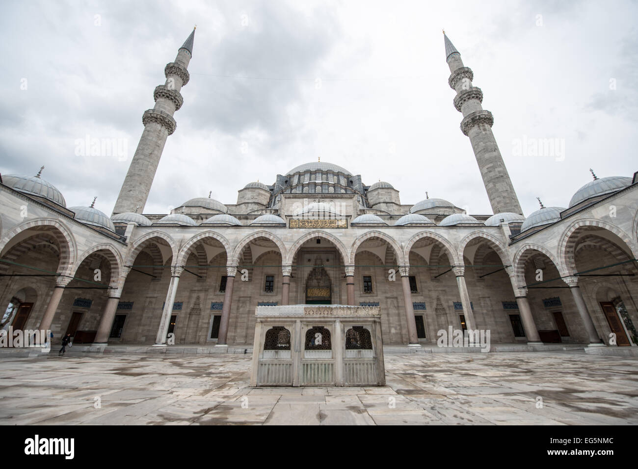 Suleymaniye Moschee Innenhof Istanbul Türkei // ISTANBUL, Türkei — der Innenhof der Suleymaniye Moschee in Istanbul. Dieser große Innenhof, der vom kaiserlichen Architekten Mimar Sinan entworfen wurde, verfügt über Marmorsäulen und Säulengänge, die typisch für die osmanische Architektur aus dem 16. Jahrhundert sind. Der Raum dient als traditioneller Übergang zwischen den weltlichen und sakralen Räumen der Moschee. Stockfoto