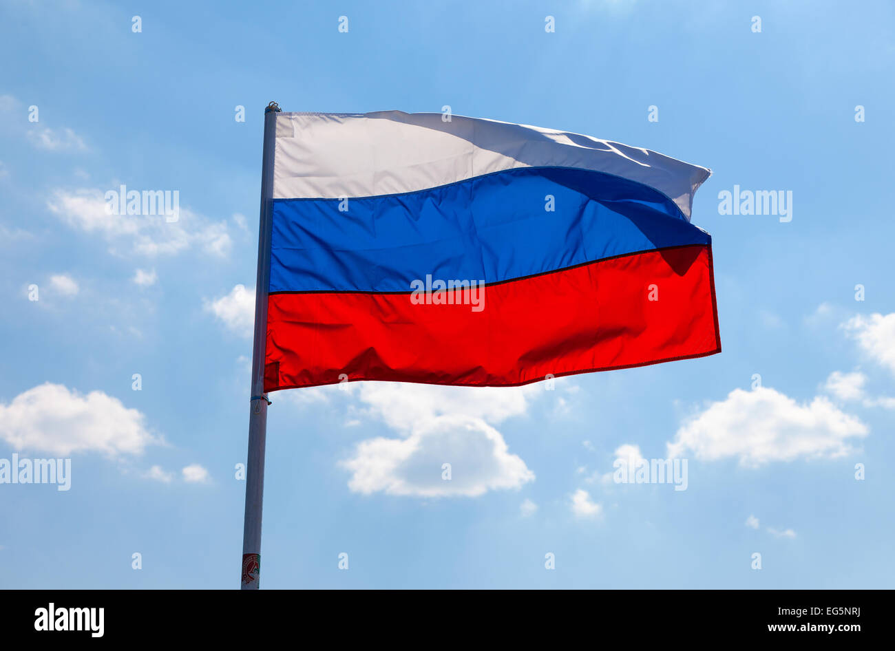 Russische Flagge im Wind wehende blaue Himmel Stockfoto