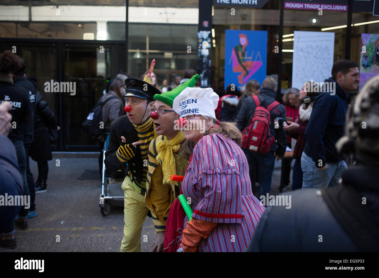 Die große Spitalfields Pancake Race 2015. Die jährliche Veranstaltung findet am Faschingsdienstag Geldbeschaffung für die London Air Ambulance basiert auf The Royal London Hospital in Whitechapel, London. Stockfoto