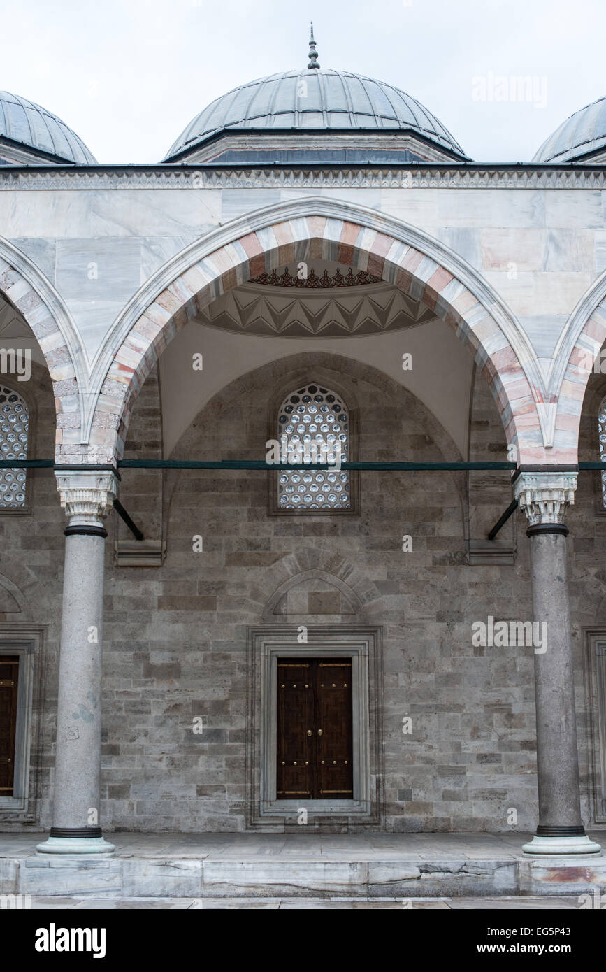 Suleymaniye Moschee Innenhof Istanbul // ISTANBUL, Türkei — der Innenhof der Suleymaniye Moschee in Istanbul. Die Süleymaniye-Moschee ist Suleiman dem Großen (oder Suleiman I.), dem am längsten regierenden osmanischen Sultan (1520–1566), gewidmet und steht an prominenter Stelle auf Istanbuls drittem Hügel und gilt als die wichtigste Moschee der Stadt. Sie wurde 1558 fertiggestellt. Stockfoto