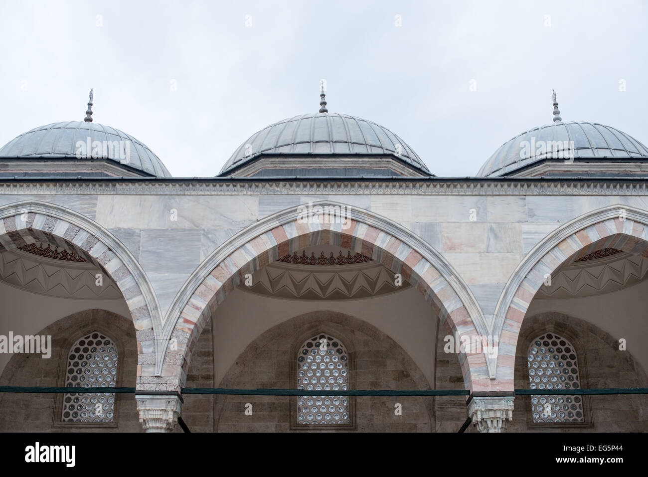 Suleymaniye Moschee Innenhof Istanbul Türkei // ISTANBUL, Türkei — der Innenhof der Suleymaniye Moschee in Istanbul. Die Süleymaniye-Moschee ist Suleiman dem Großen (oder Suleiman I.), dem am längsten regierenden osmanischen Sultan (1520–1566), gewidmet und steht an prominenter Stelle auf Istanbuls drittem Hügel und gilt als die wichtigste Moschee der Stadt. Sie wurde 1558 fertiggestellt. Stockfoto