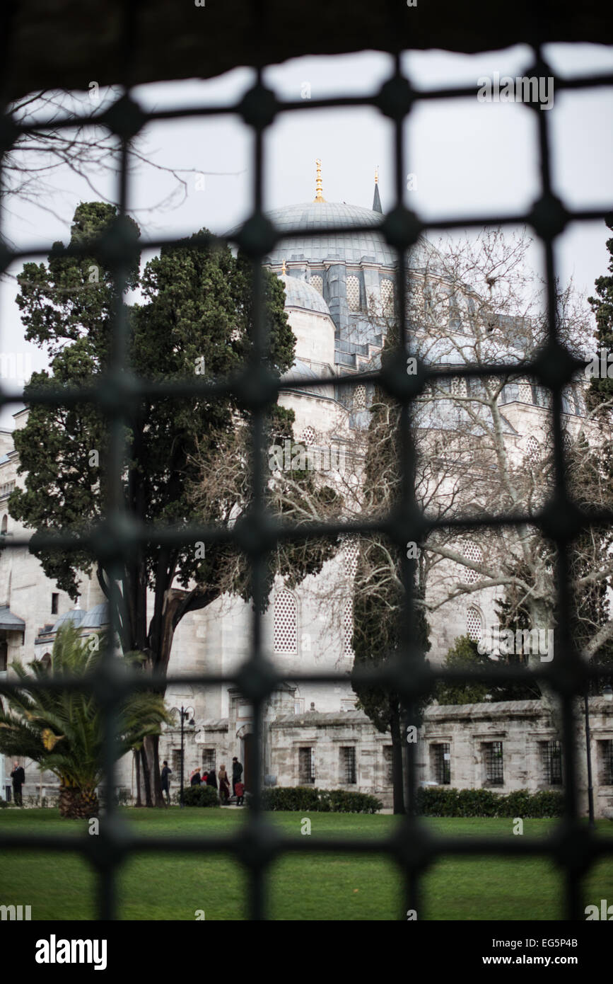 Süleymaniye-Moschee Istanbul // ISTANBUL, Türkei — die Süleymaniye-Moschee ist Suleiman dem Großen (oder Suleiman I.), dem am längsten amtierenden osmanischen Sultan (1520–1566), gewidmet und steht an prominenter Stelle auf Istanbuls drittem Hügel und gilt als die wichtigste Moschee der Stadt. Sie wurde 1558 fertiggestellt. Stockfoto