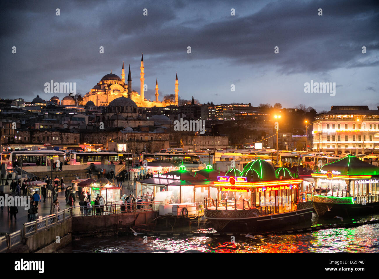 Skyline Istanbul Türkei // ISTANBUL, Türkei — die Suleymaniye-Moschee, die 1558 während der Herrschaft von Sultan Suleiman I. fertiggestellt wurde, dominiert die Skyline über dem Goldenen Horn und der Küste von Eminonu. Die osmanische Kaisermoschee, entworfen vom Architekten Mimar Sinan, steht auf Istanbuls drittem Hügel. Von der Galata-Brücke aus betrachtet, zeigt die unverwechselbare Silhouette der Moschee ein Beispiel für die klassische osmanische Architektur auf ihrem Höhepunkt. Stockfoto