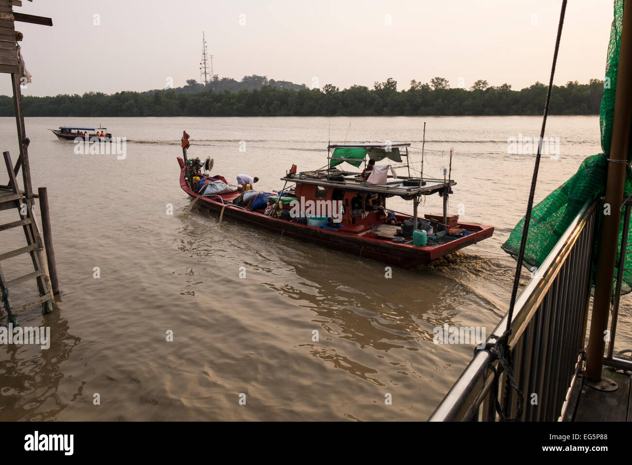 Traditionelle malaiische Boote auf dem Fluss in Kuala Selangor, Malaysia. Stockfoto