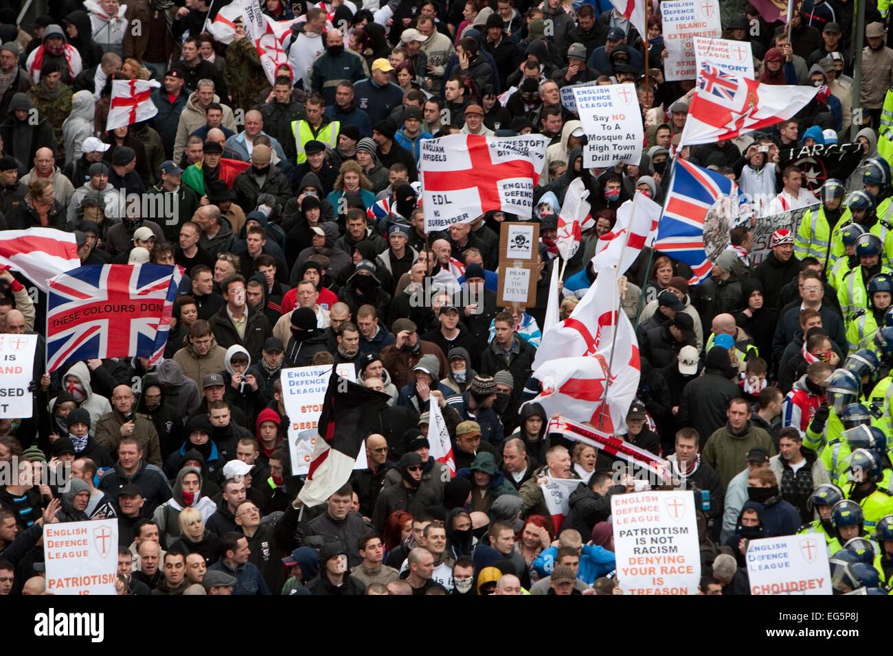 Ein English Defence League (EDL) Protest in London, England. Mitglieder der EDL einen statische Protest in der Lesung Stadt gehalten Stockfoto