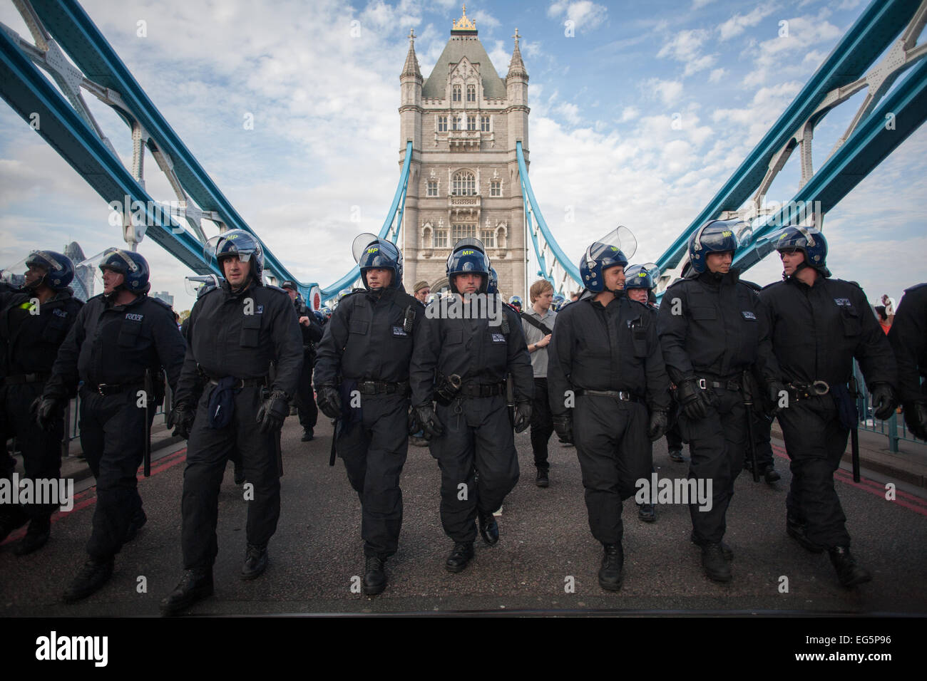 Bereitschaftspolizei vorbei Trog Tower Bridge bei English Defence League Protest in London Stockfoto