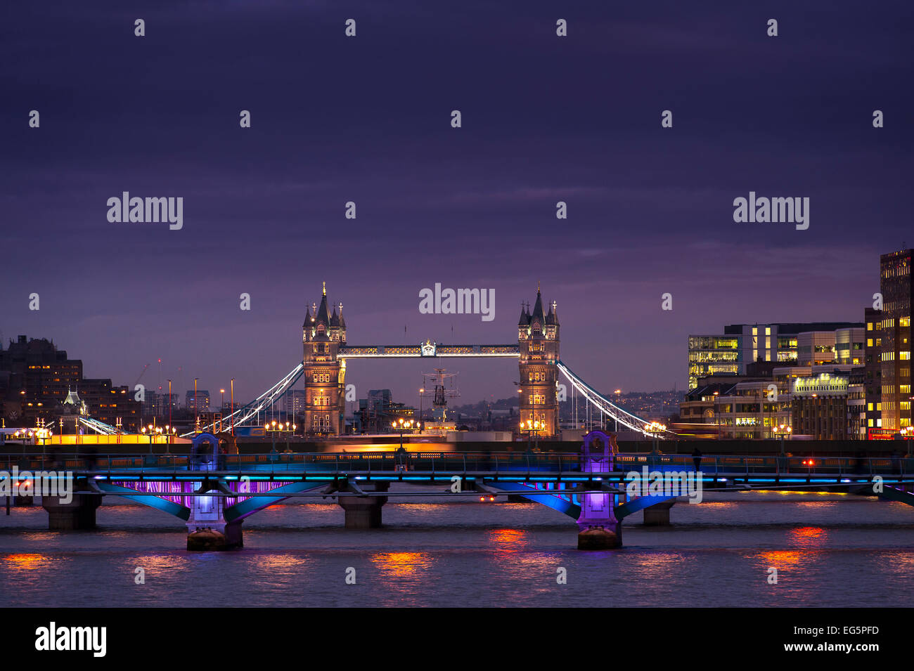 Herrlichem Blick auf die Tower Bridge und Blackfriars Bridge in der Nacht in London, England. Stockfoto