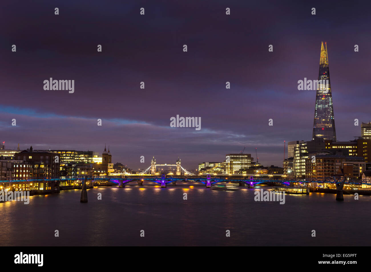 Atemberaubende Aussicht auf die Themse und die Skyline bei Nacht in London, England. Stockfoto