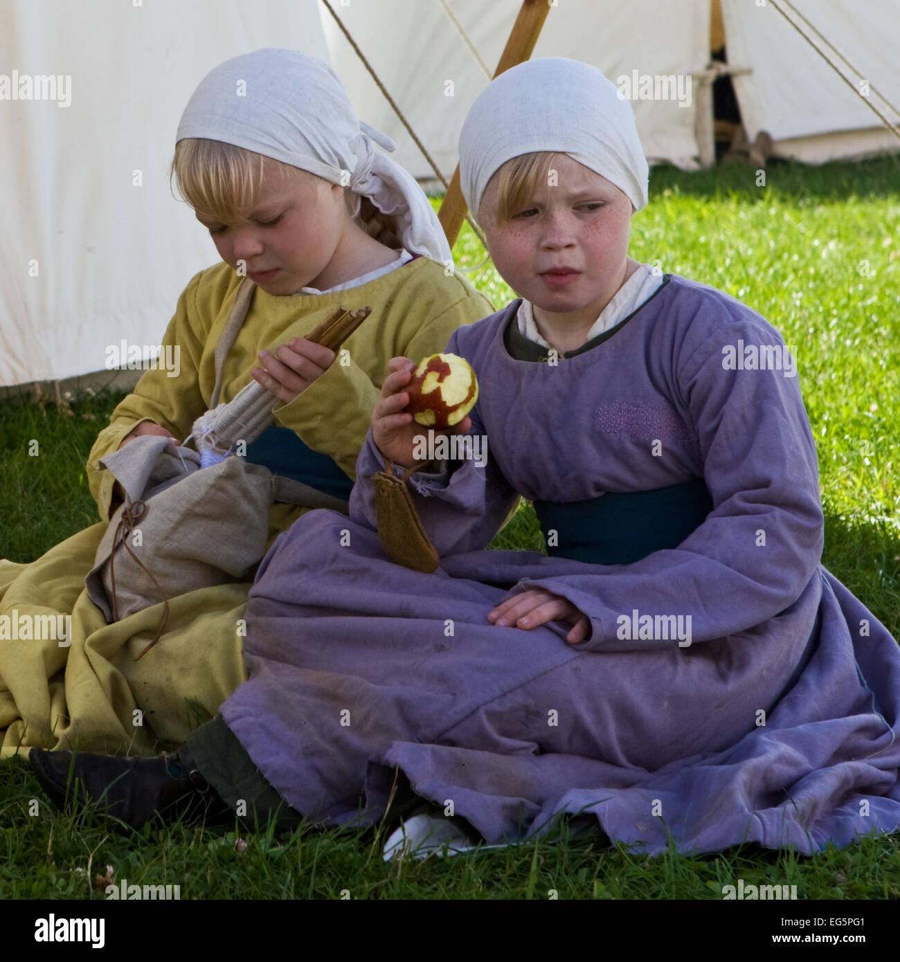 Lincoln Castle Garrison lebenden Historiker zeigen C15th englische Leben. Die Coultas Schwestern in historischen Kostümen Stockfoto