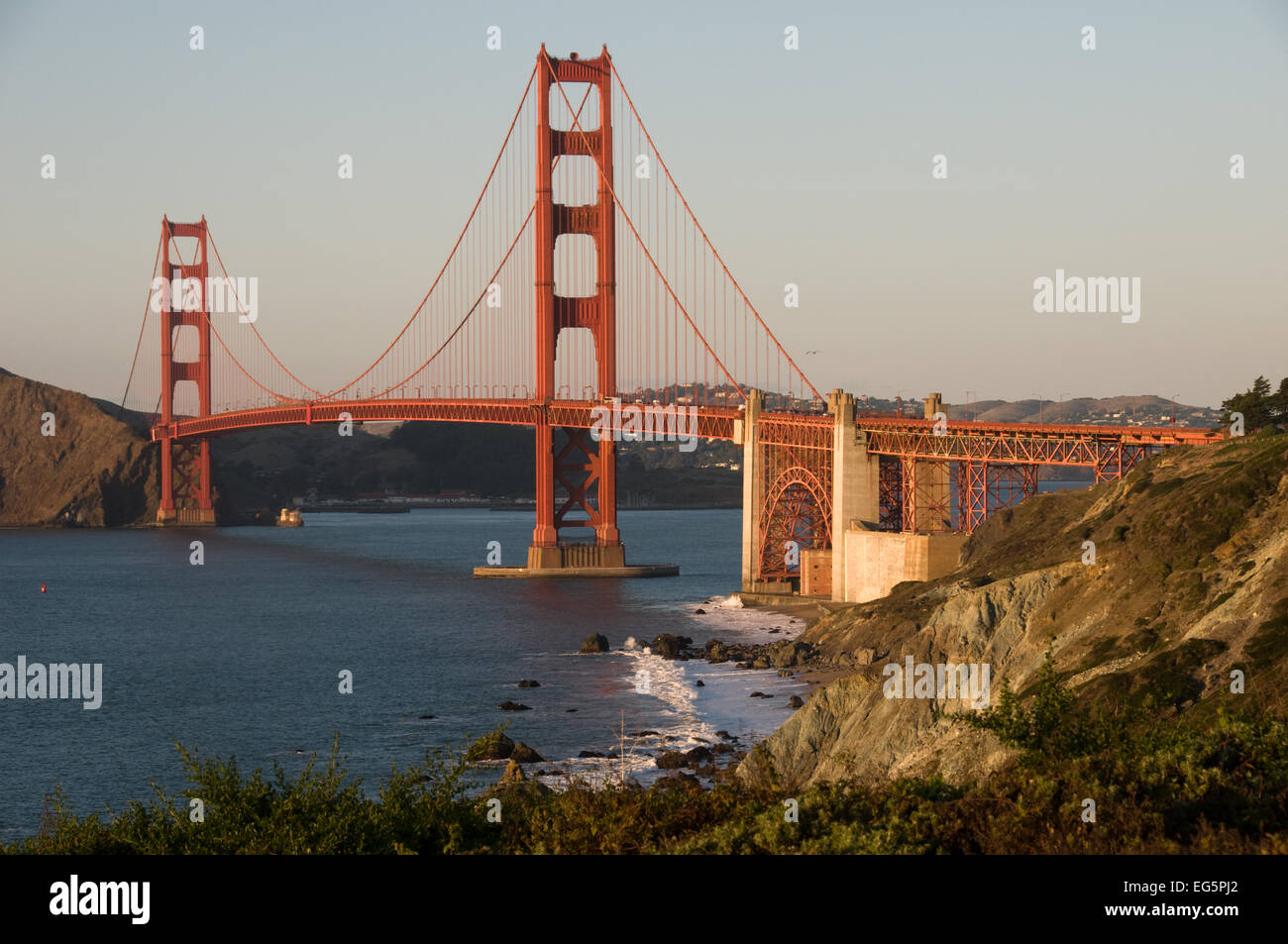 Die Golden Gate Bridge von der Presidio/Baker's Beach Seite. Stockfoto