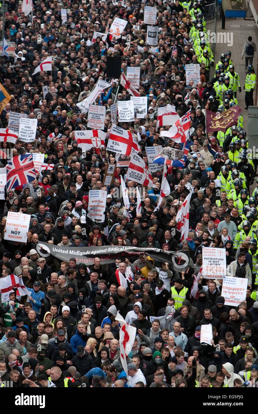Ein English Defence League (EDL) Protest in London, England. Mitglieder der EDL einen statische Protest in der Lesung Stadt gehalten Stockfoto