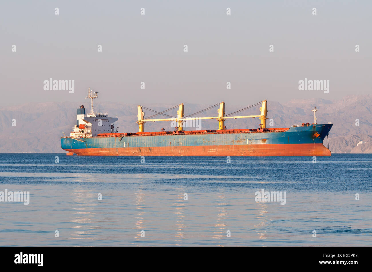 Bulk Carrier Frachtschiff verankert aus Eilat im roten Golf von Aqaba Stockfoto