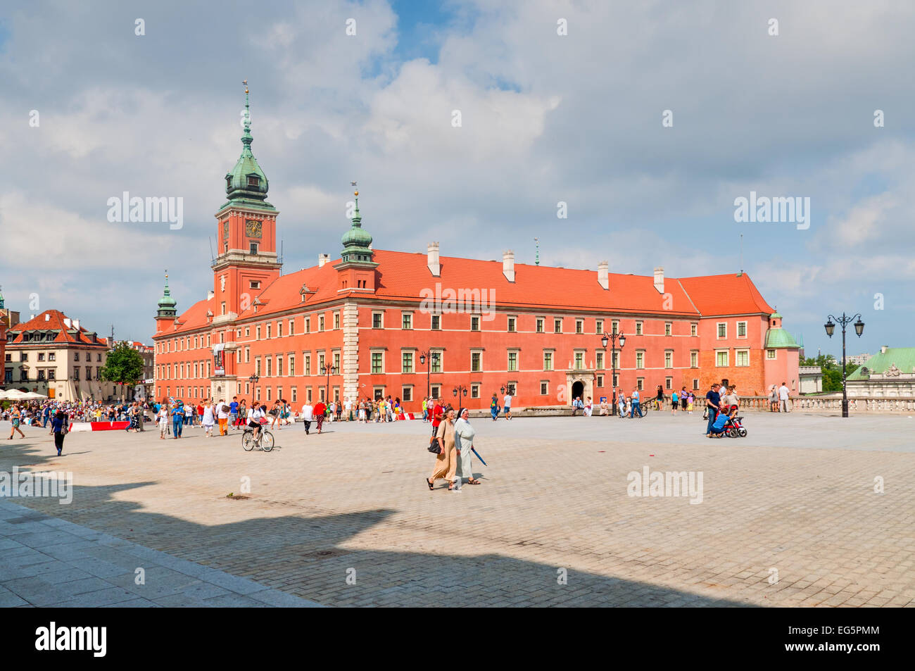 Viele Fußgänger zu Fuß auf dem Burgplatz (Zamkowy Quadrat) in Warschau. Stockfoto