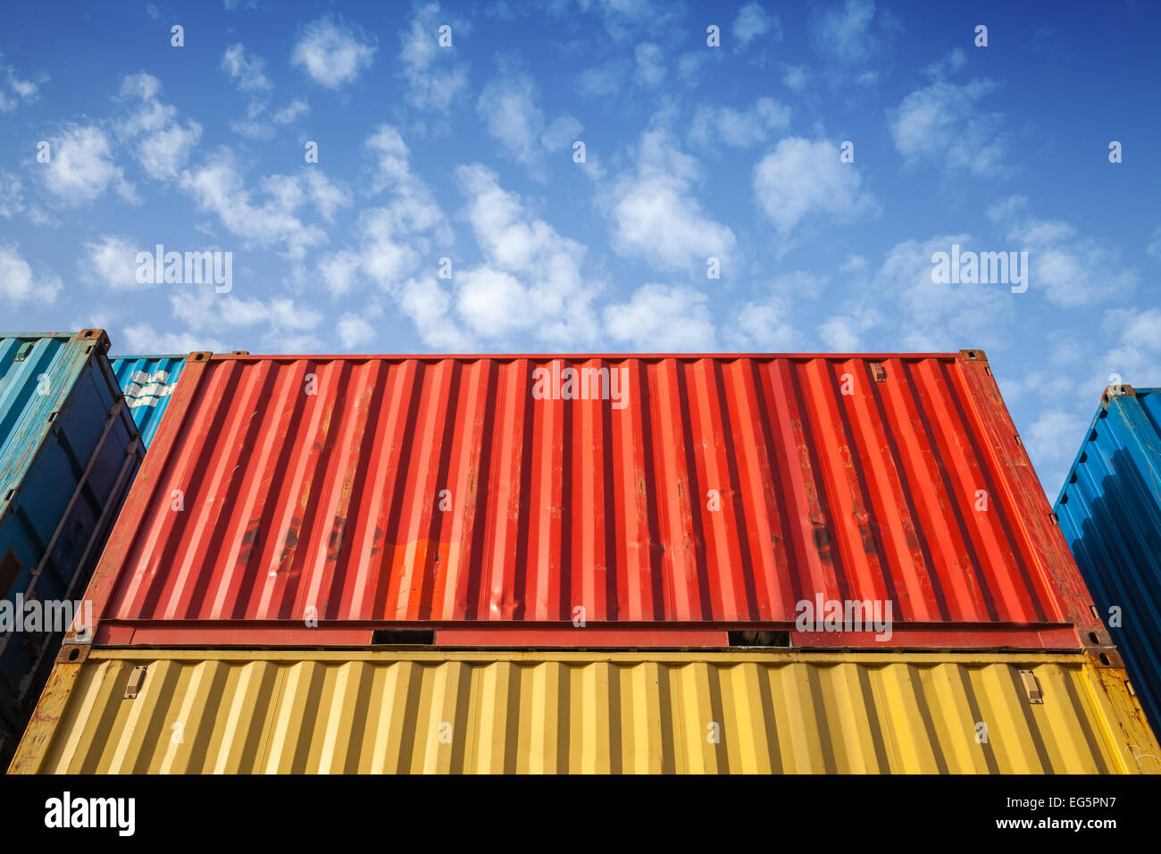 Bunte Metall Industrie Ladungsbehälter gestapelt in den Lagerraum unter blauen Wolkenhimmel Stockfoto