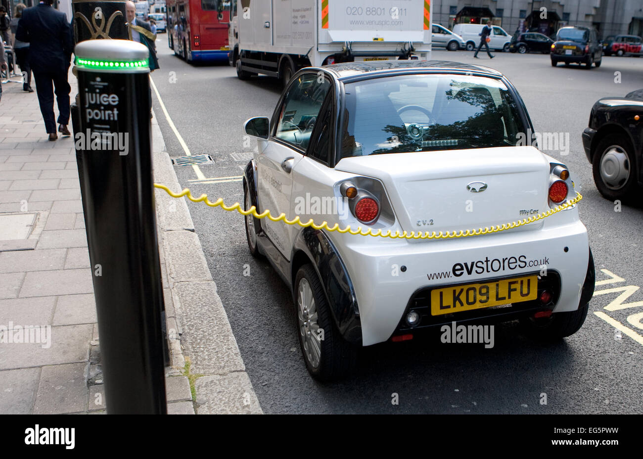 Eine elektrisch betriebene Mini Auto parkten in einer Batterieladung Bay im Zentrum von London, England Stockfoto
