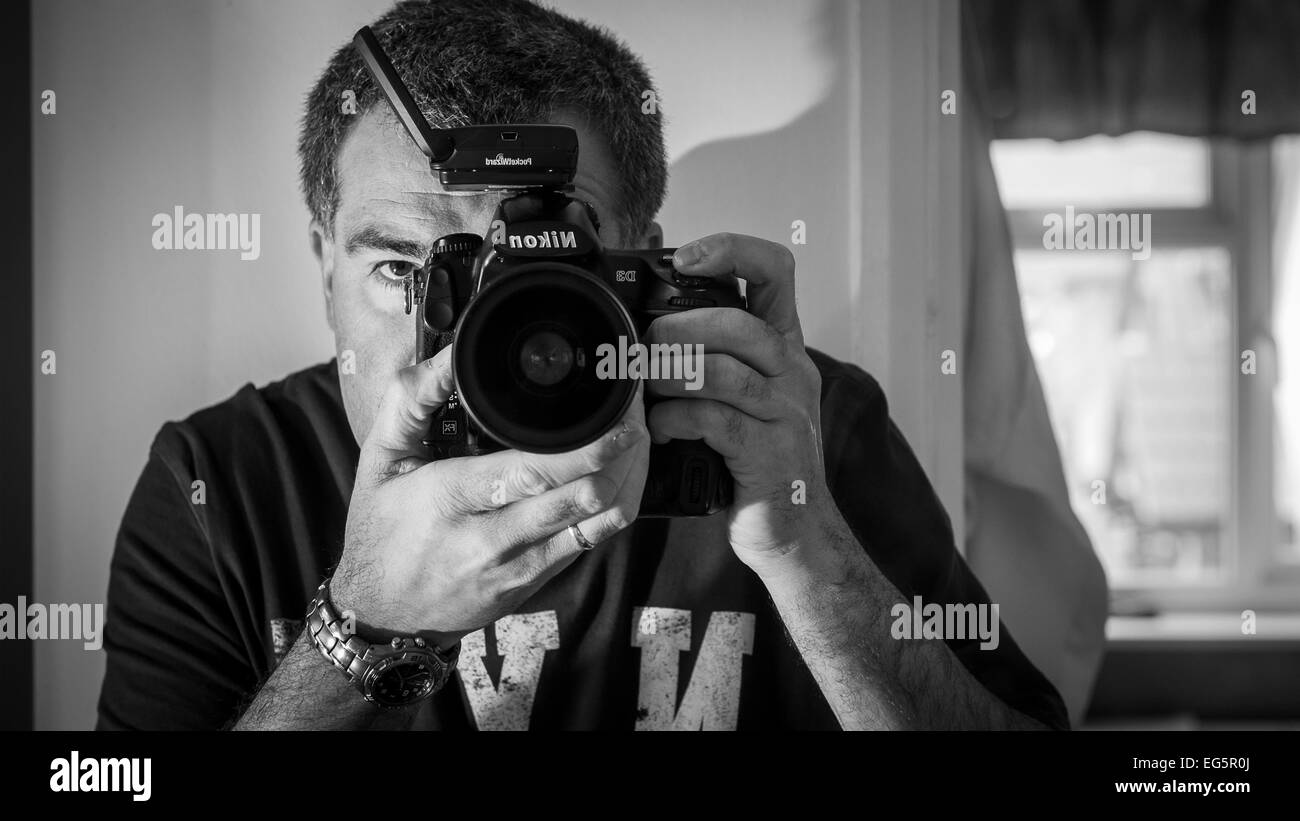 Spiegelbild eines Mannes mit dem Fotografieren mit einer digitalen slr- Kamera Stockfotografie - Alamy