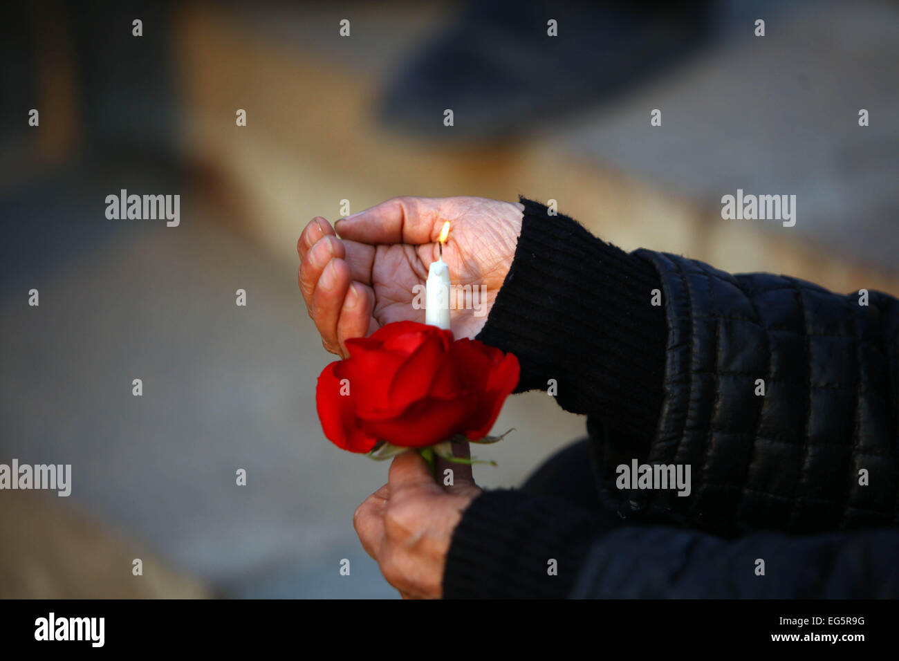 Kairo, Ägypten. 17. Februar 2015. Ein Ägypter beteiligt sich an einem Kerzenlicht-Mahnwache für 21 ägyptischen koptischen Christen, die angeblich von militanten islamischen Staat (IS) in Libyen vor St. Mark Cathedral in Kairo, Ägypten, am 17. Februar 2015 ermordet. Bildnachweis: Xinhua/Alamy Live-Nachrichten Stockfoto
