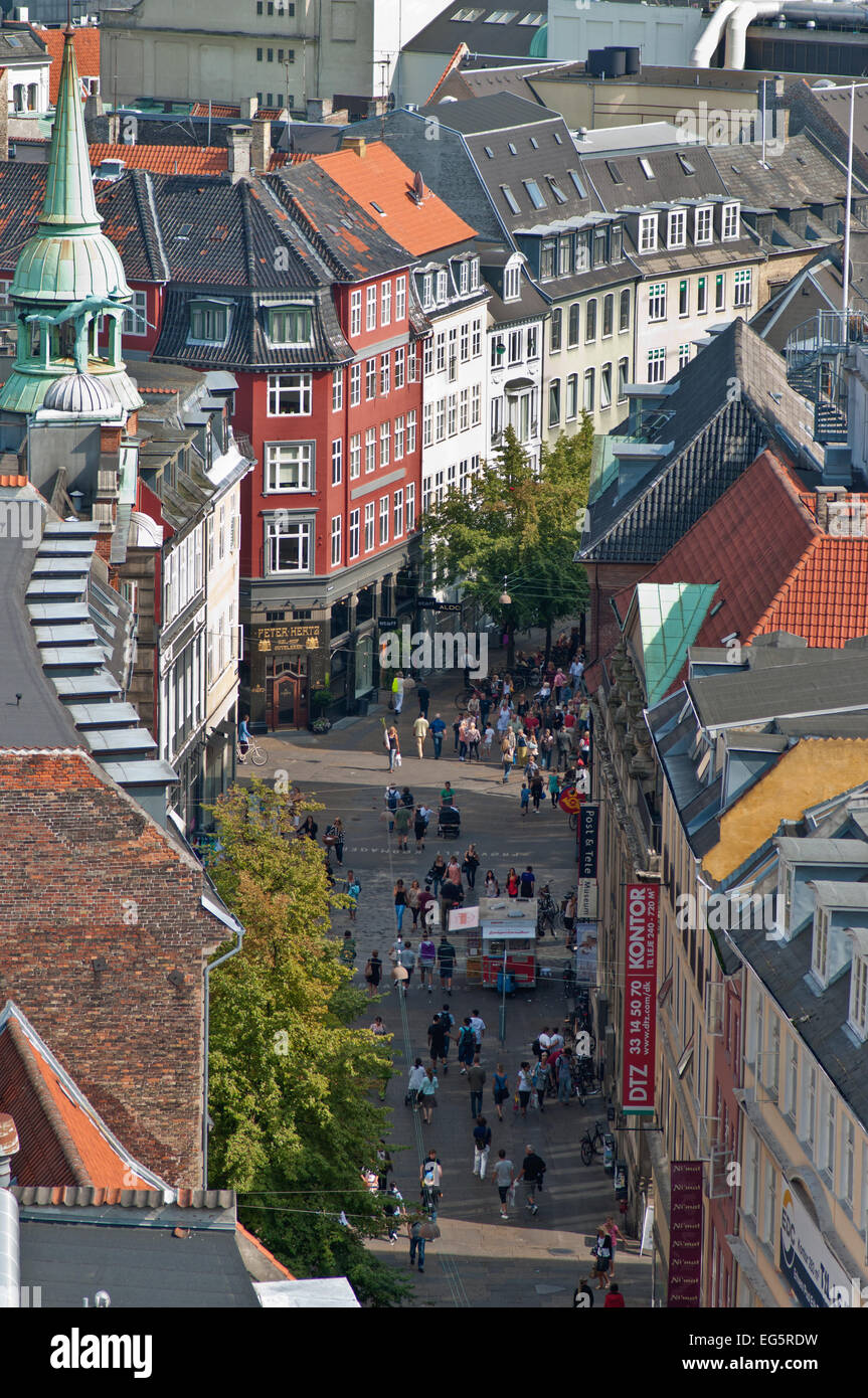 Menschen, die einem Bummel durch die Fußgängerzone der zentralen Einkaufsmeile Kopenhagens Stockfoto