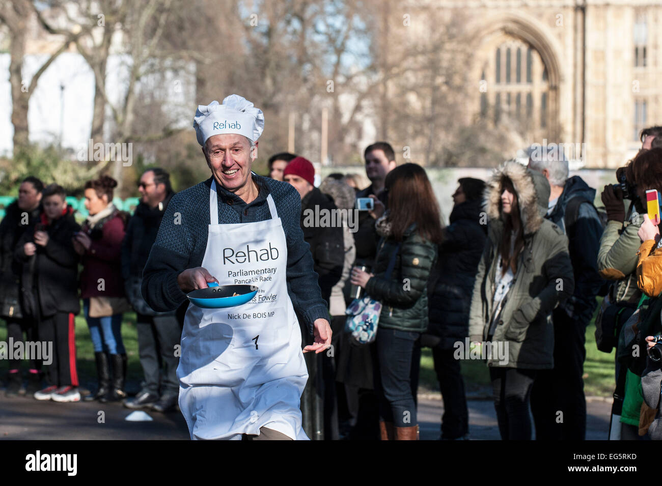 London, UK. 17. Februar 2015. Nick De Bois MP, Rennen voraus während der Reha parlamentarischen Pancake Race.  Der jährliche Wettbewerb wird gesponsert von Harris Fowler, der persönliche Verletzungen Anwälte und Lords, Abgeordnete und Mitglieder des parlamentarischen Pressecorps kämpft sie für die Rennen herrliche Tin Cup.  Bildnachweis: Gordon Scammell/Alamy Live-Nachrichten Stockfoto