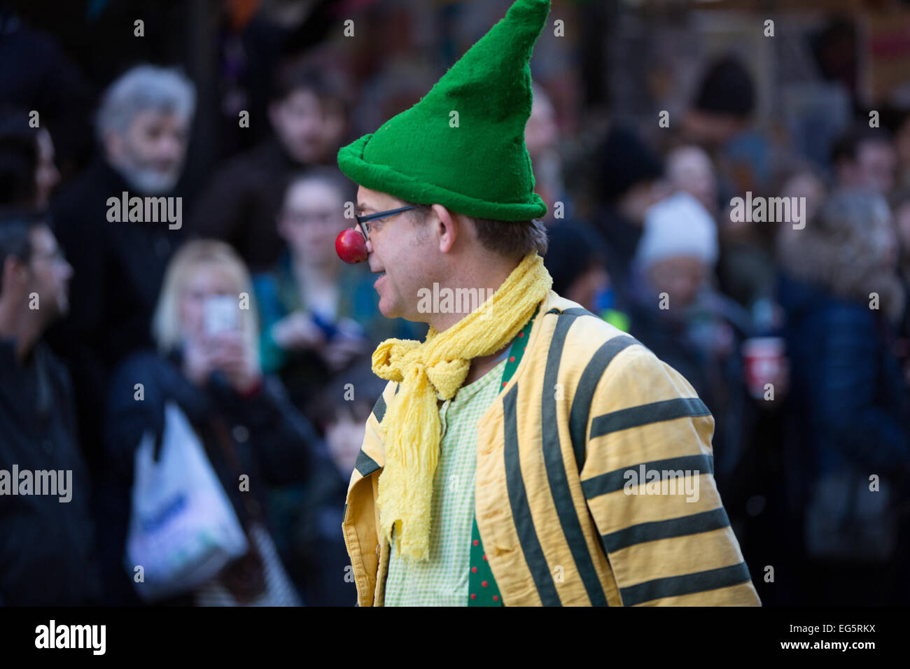 Die große Spitalfields Pancake Race 2015. Die jährliche Veranstaltung findet am Faschingsdienstag Geldbeschaffung für die London Air Ambulance basiert auf The Royal London Hospital in Whitechapel, London. Stockfoto