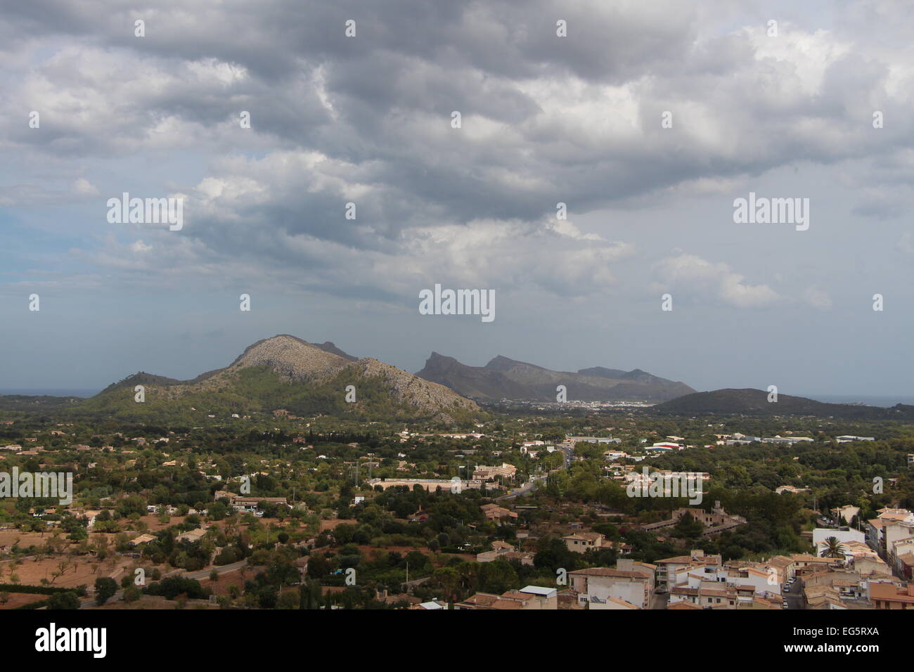 Foto von der Spitze des 365 Calvari Stufen hinunter in den Bergen mit dunklen Wolken. Stockfoto