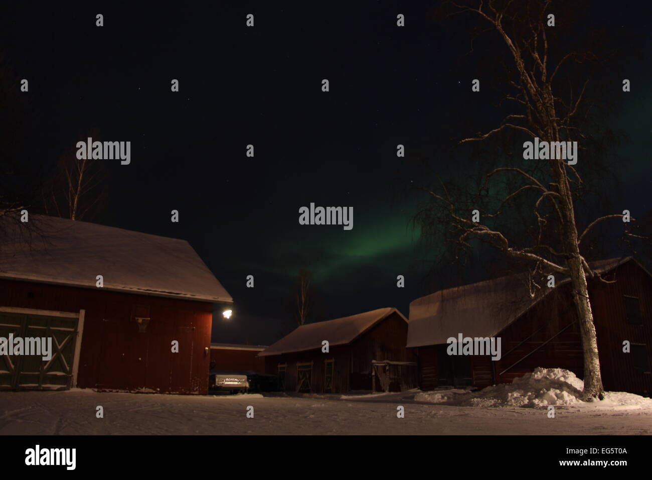 Eine schöne Aurora einen frühen Abend in der schwedischen Stadt Piteå Stockfoto