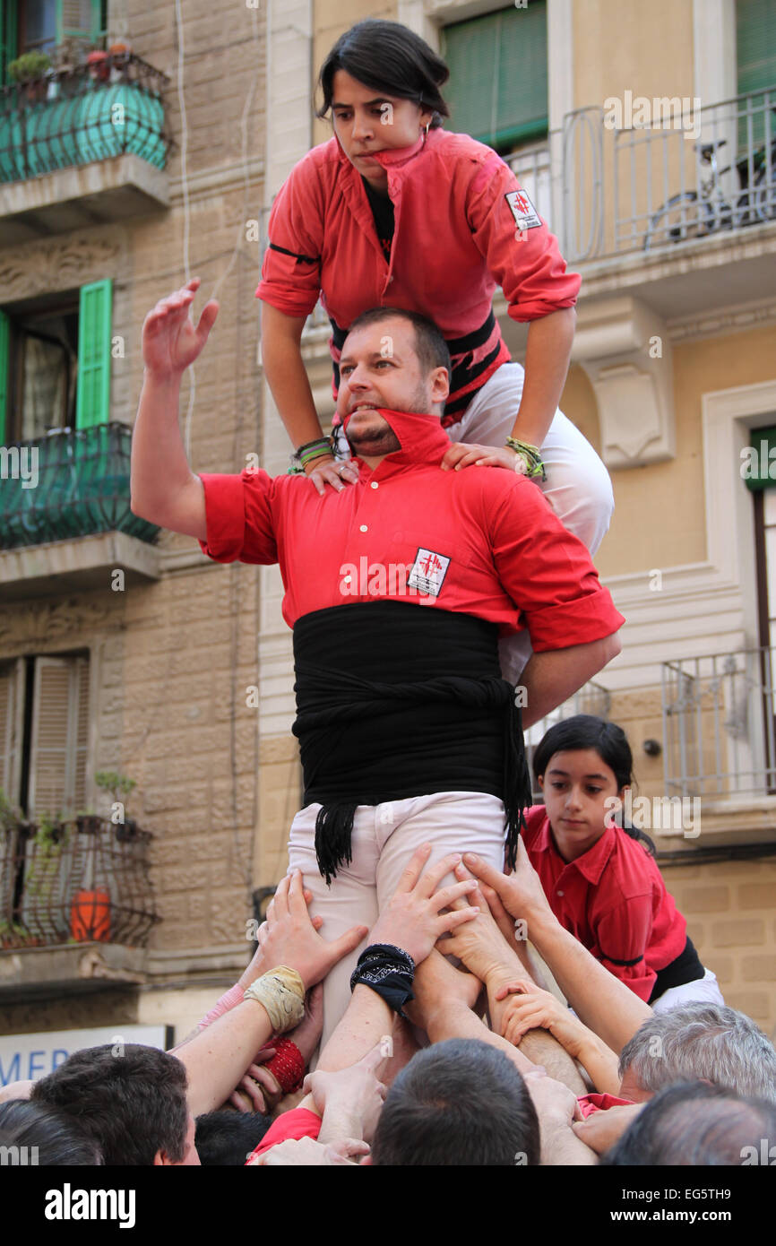 Die Castellers bauen menschlichen Turm (Castell) auf Platz in Poble Sec, Barcelona, Katalonien, Spanien Stockfoto