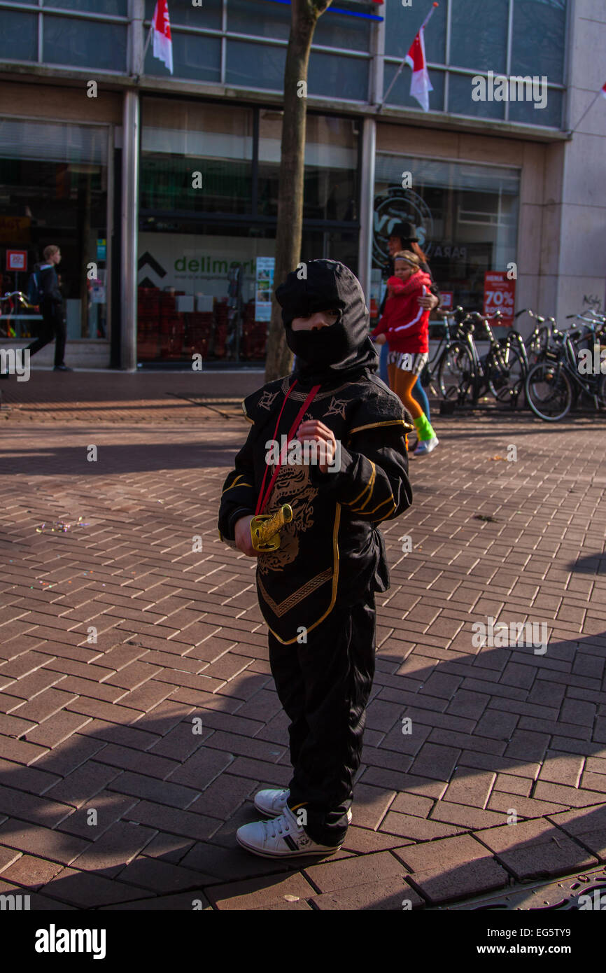 kleiner Junge gekleidet wie ein Ninja-Krieger während Carnaval 2015 auf den Straßen von Nijmegen Niederlande Stockfoto