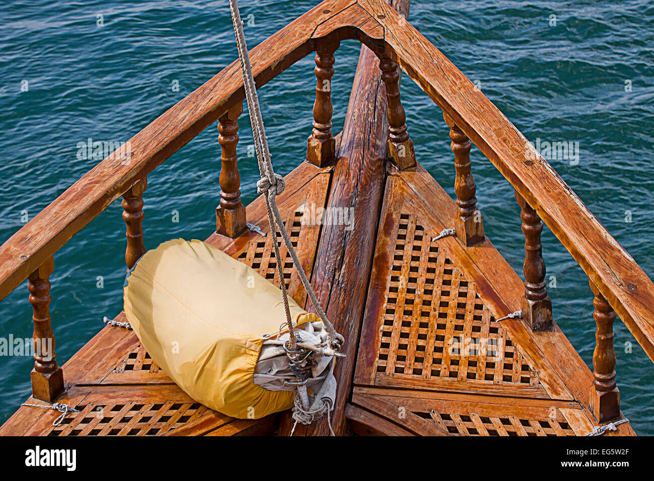 Vintage Yacht auf dem Bug Holzdeck mit Segeltasche segelfertig. Retro-Filter hinzugefügt Stockfoto