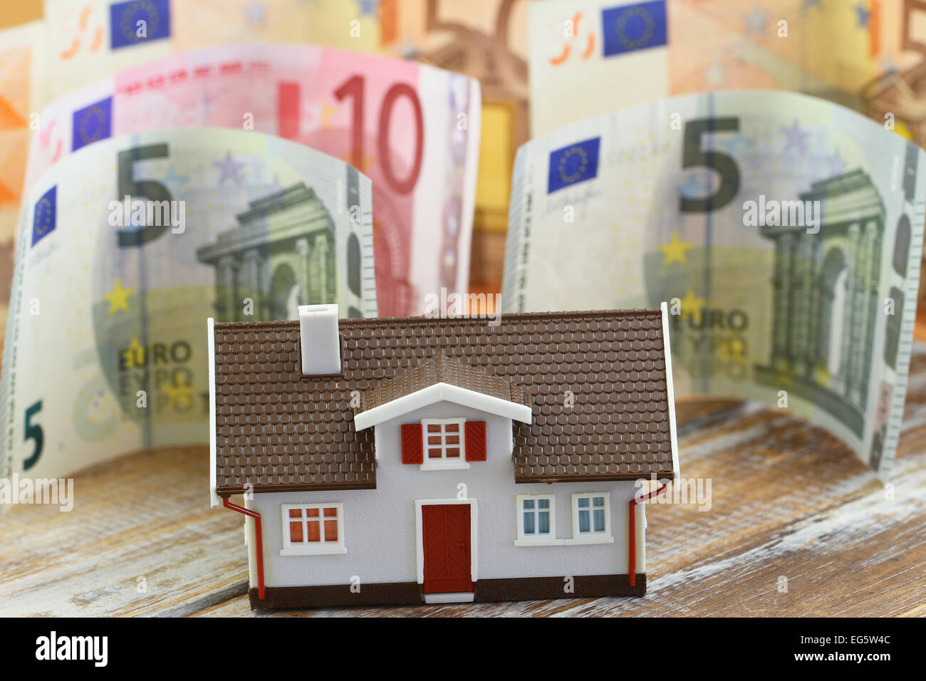 Haus mit Banknoten im Hintergrund Stockfoto