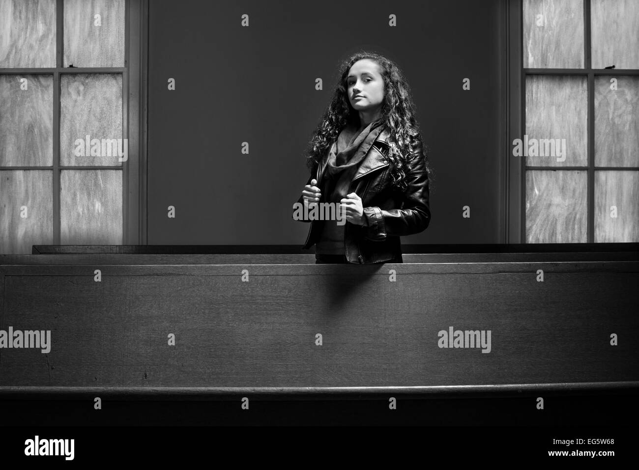 Ein 17-jähriges Mädchen mit verschiedenen Vintage-Kleidern sitzt in einem antiken Auto. Stockfoto