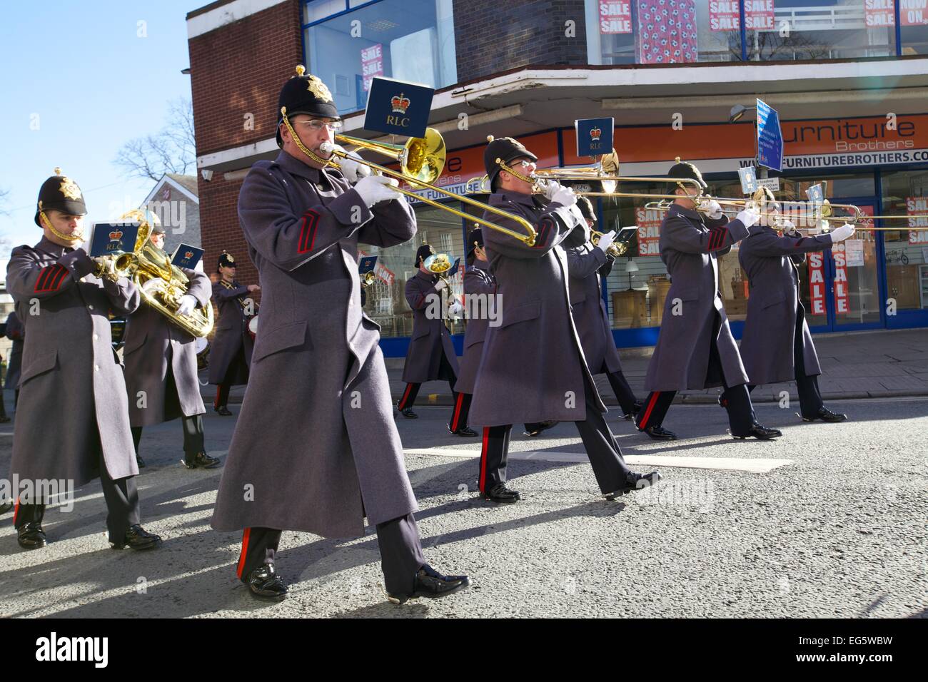 Crewe, Großbritannien. 17. Februar 2015. Die Band des Royal Logistics Corps führt Truppen von A Firma 2 Mercian Regiment durch Crewe, UK, Dienstag, 17. Februar 2015.  Mercian Regiment wurde die Freiheit der Borough Crewe vom Stadtrat Pam Minshall, Bürgermeister von Crewe erteilt. Bildnachweis: Michael Buddle/Alamy Live-Nachrichten Stockfoto