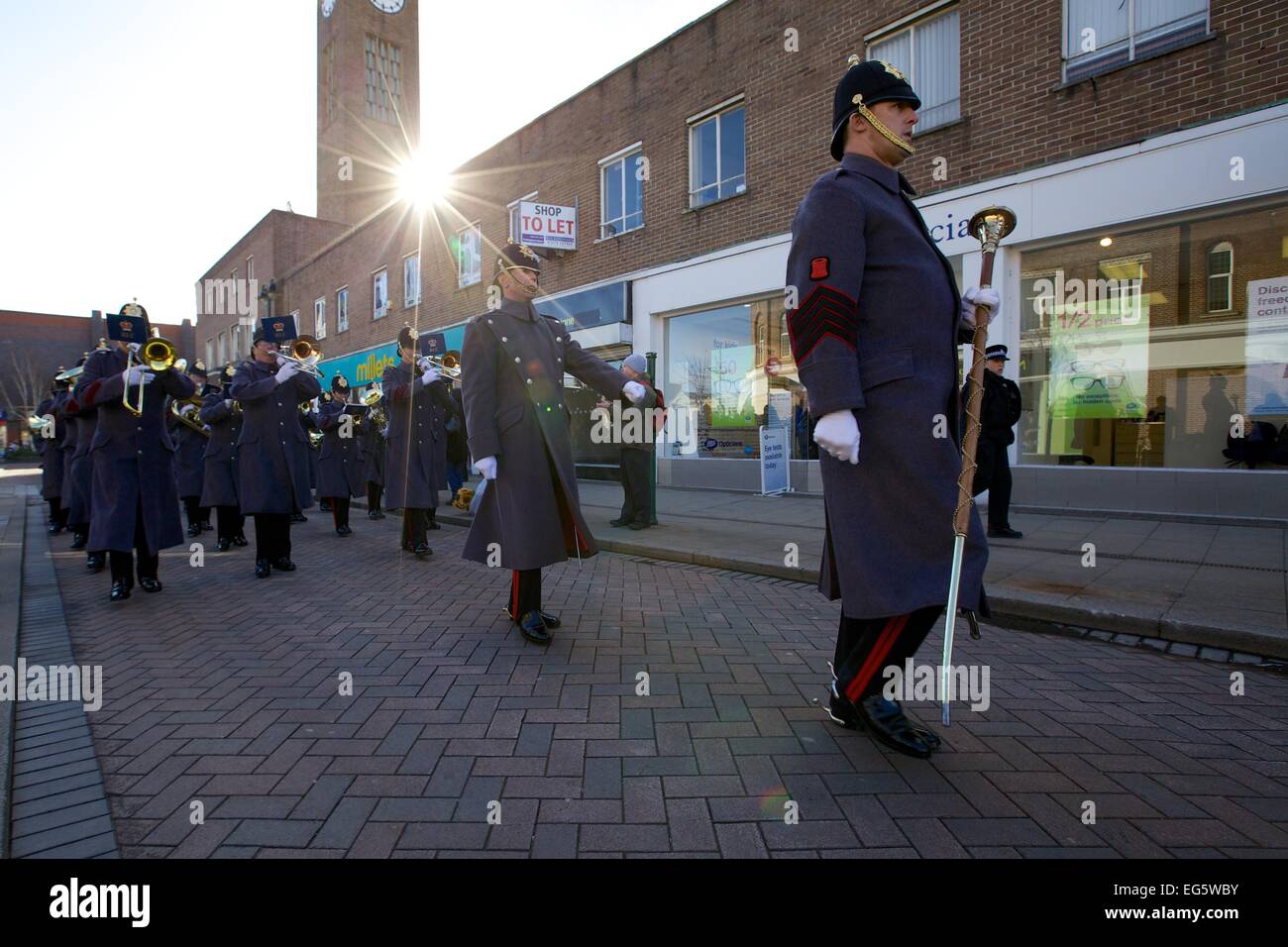 Crewe, Großbritannien. 17. Februar 2015. Die Band des Royal Logistics Corps führt Truppen von A Firma 2 Mercian Regiment durch Crewe, UK, Dienstag, 17. Februar 2015.  Mercian Regiment wurde die Freiheit der Borough Crewe vom Stadtrat Pam Minshall, Bürgermeister von Crewe erteilt. Bildnachweis: Michael Buddle/Alamy Live-Nachrichten Stockfoto