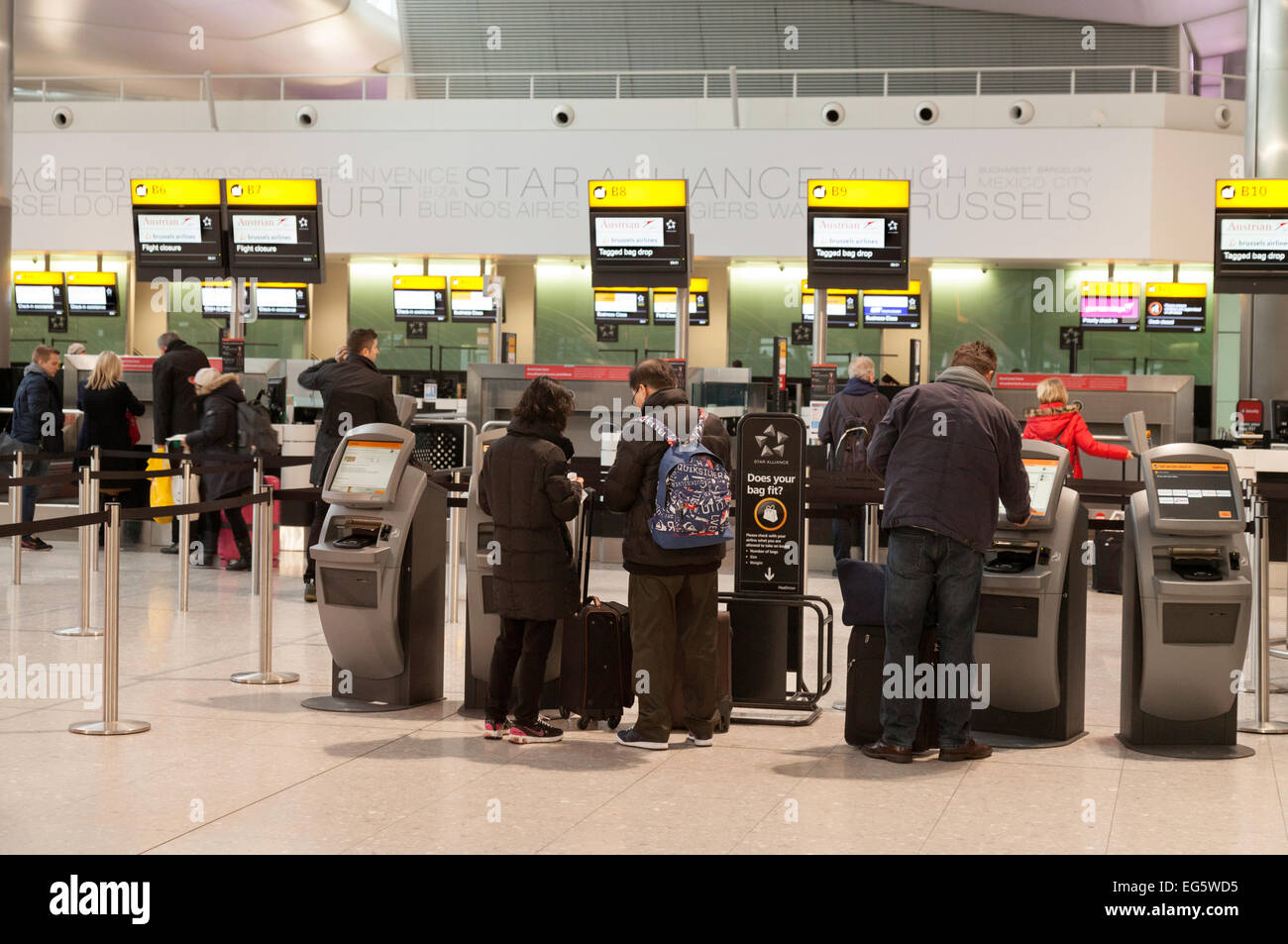 Fluggäste im Gepäck check-in Bereich, Queens Terminal (Terminal 2), der Flughafen Heathrow, London UK Stockfoto
