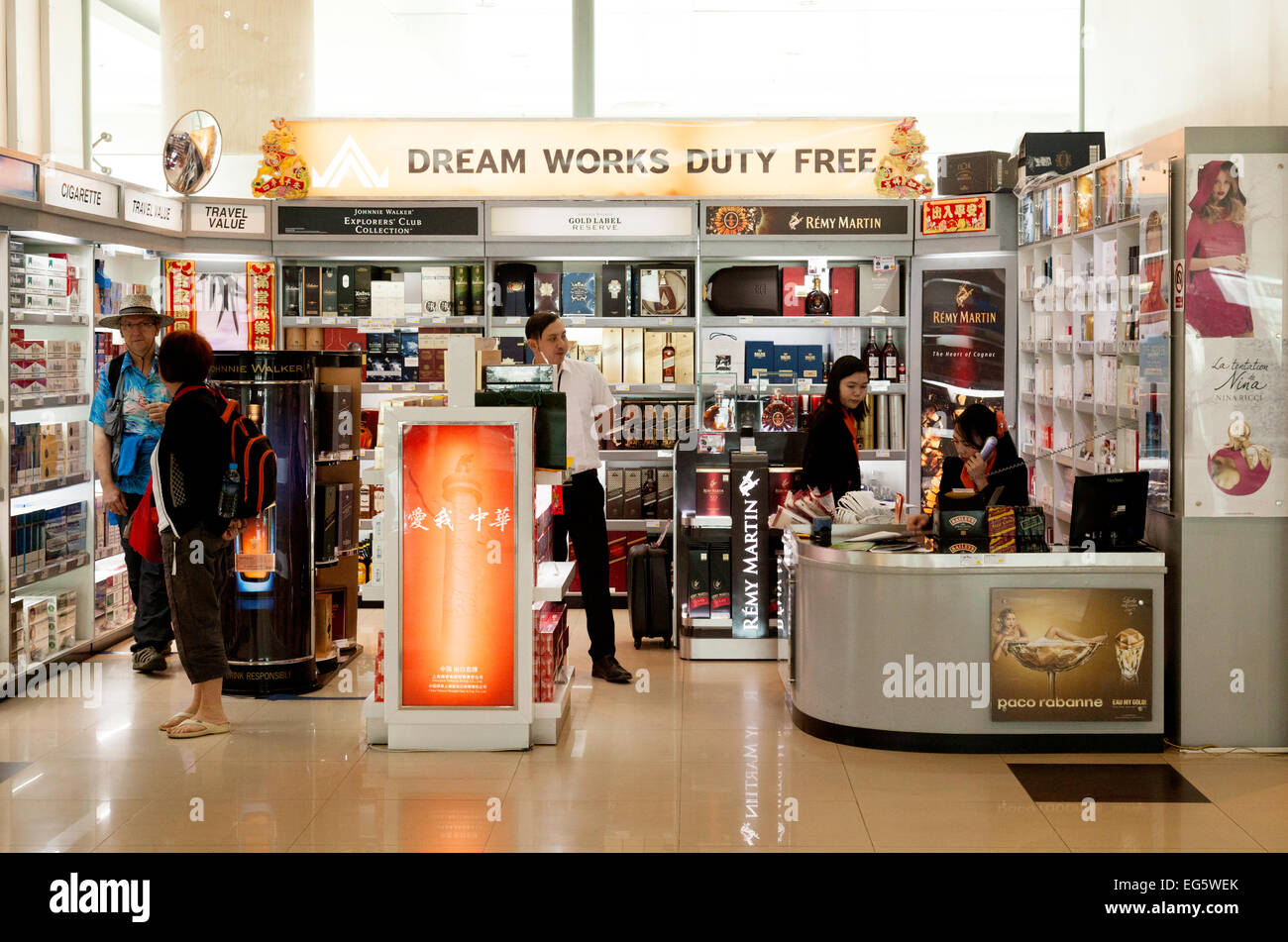 Menschen beim Einkaufen in den Duty Free Shop in der Abflughalle Flughafen Yangon, Myanmar (Burma), Asien Stockfoto