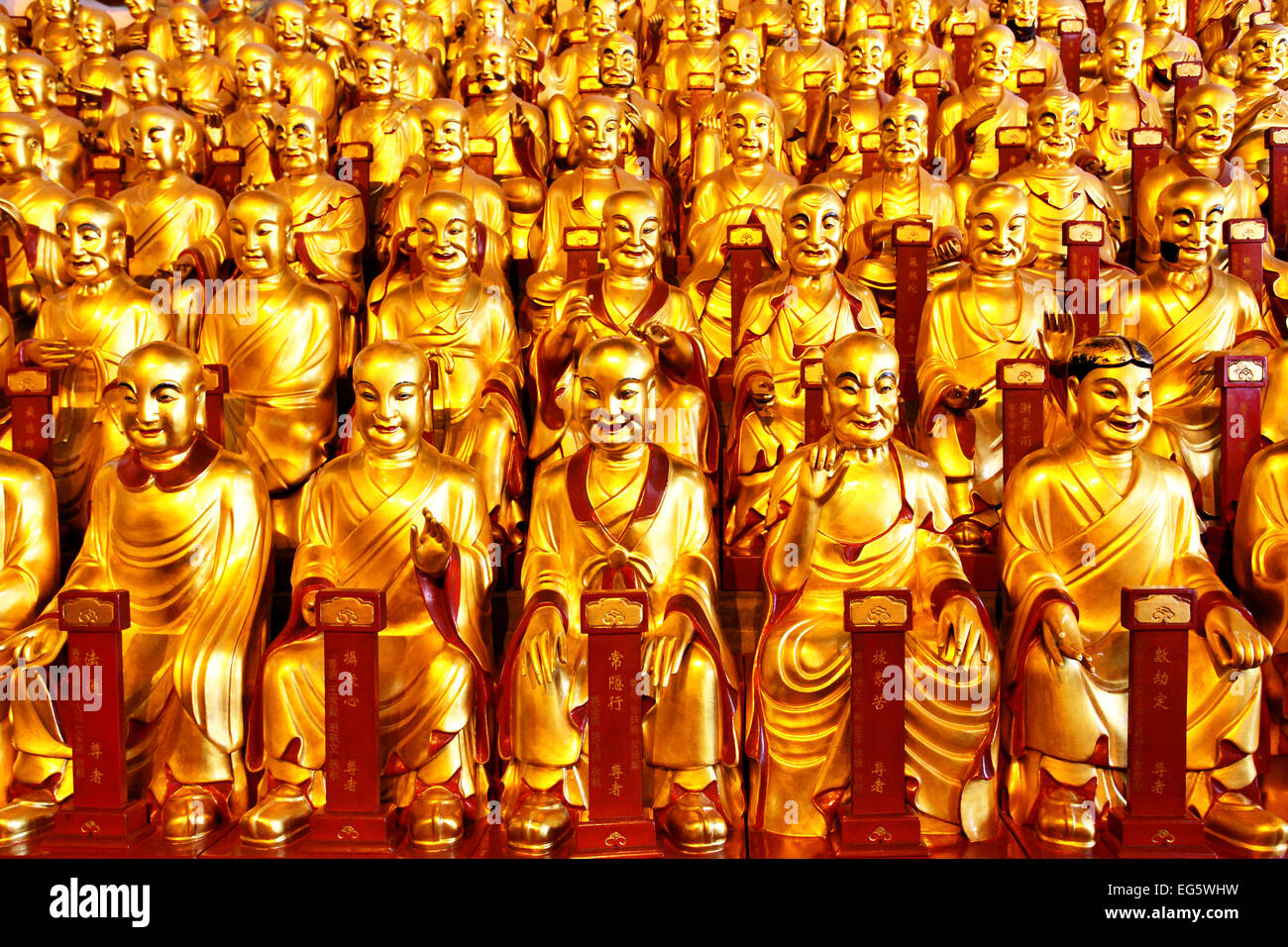 Goldene Statuen von Lohans in Longhua buddhistischen Tempel, Shanghai, China Stockfoto