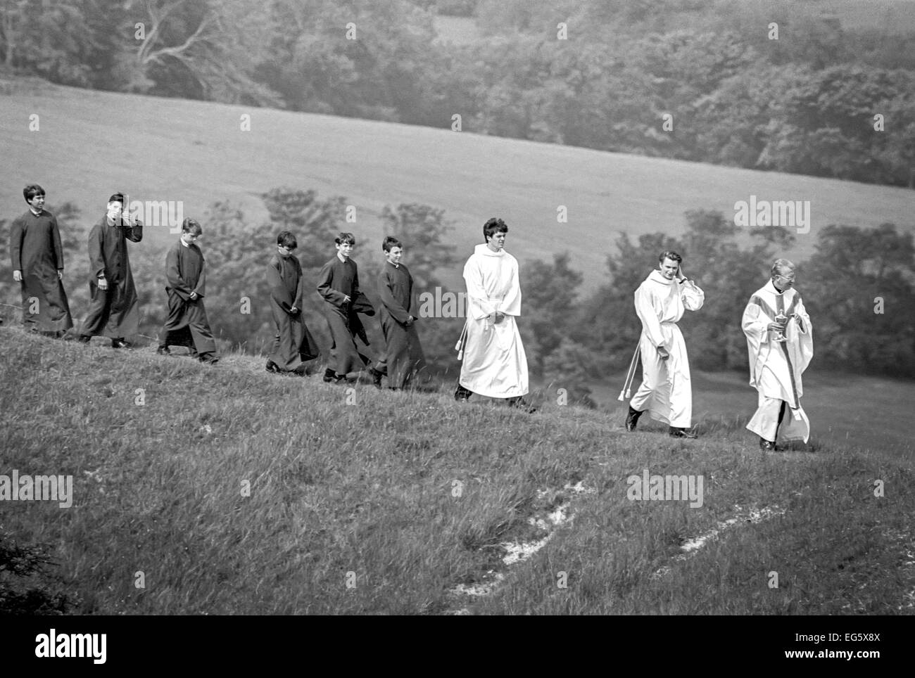 Schülerinnen und Schüler aus Hurstpierpoint College aufrechtzuerhalten eine 400 Jahre alte Tradition, halten einen Dienst auf Wolstonbury Hügel an Christi Himmelfahrt Stockfoto